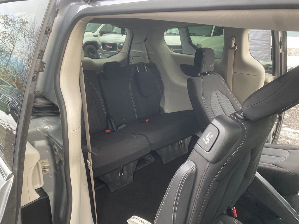 Used 2020 Chrysler Voyager LX image 25