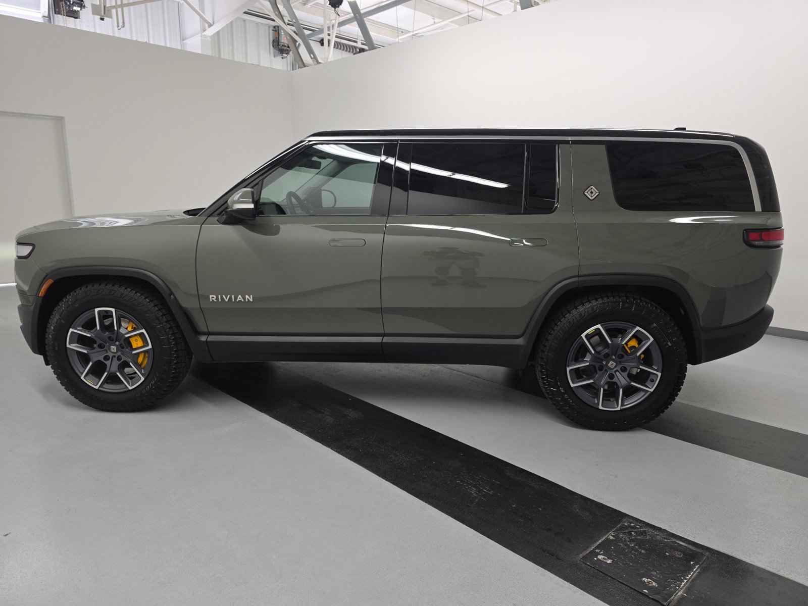 Used 2023 Rivian R1S Launch Edition AWD/4WD image 2