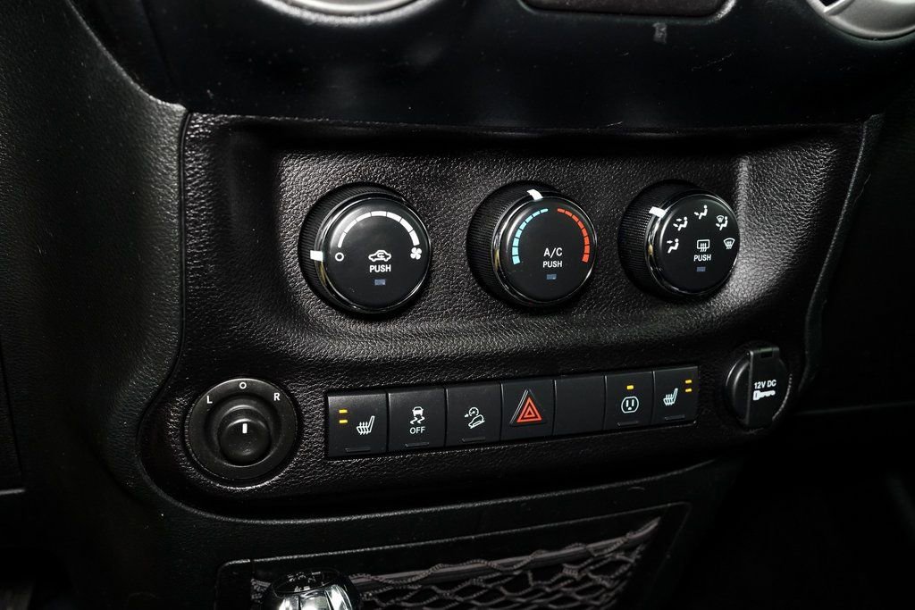 Used 2018 Jeep Wrangler Unlimited Sahara w/ Connectivity Group image 17