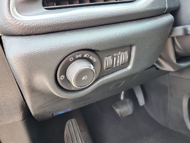 Used 2025 Chrysler Pacifica Limited FWD image 29