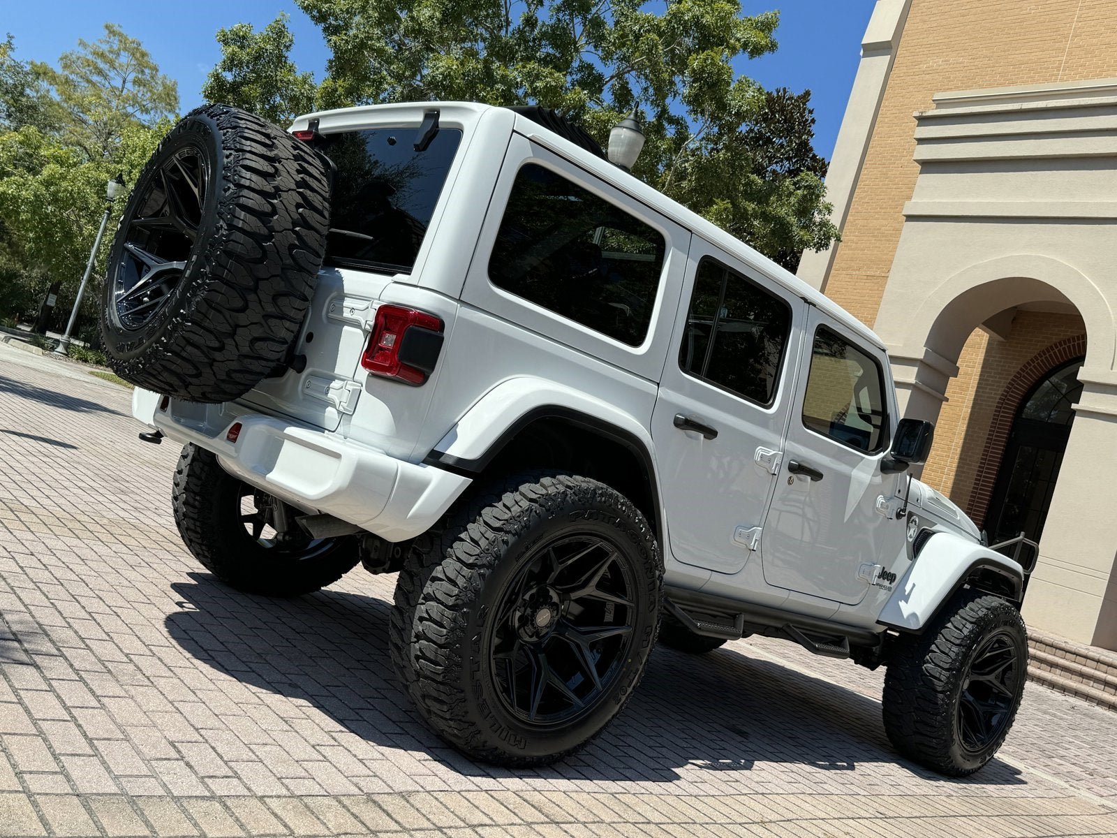 Used 2022 Jeep Wrangler Unlimited Sahara AWD/4WD image 21