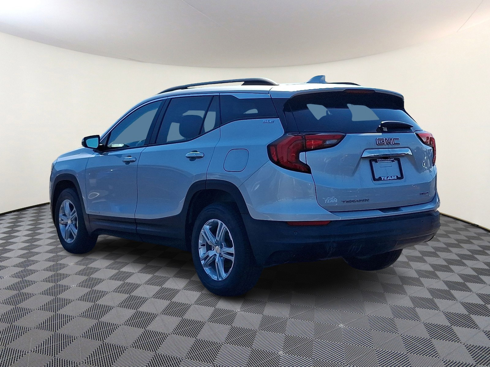 Used 2020 GMC Terrain SLE w/ Driver Convenience Package image 4