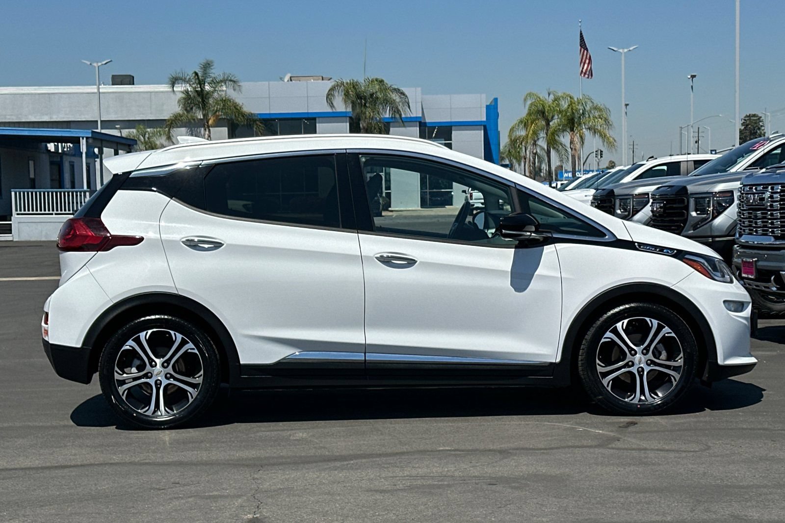 Used 2020 Chevrolet Bolt Premier w/ Infotainment Package FWD image 3