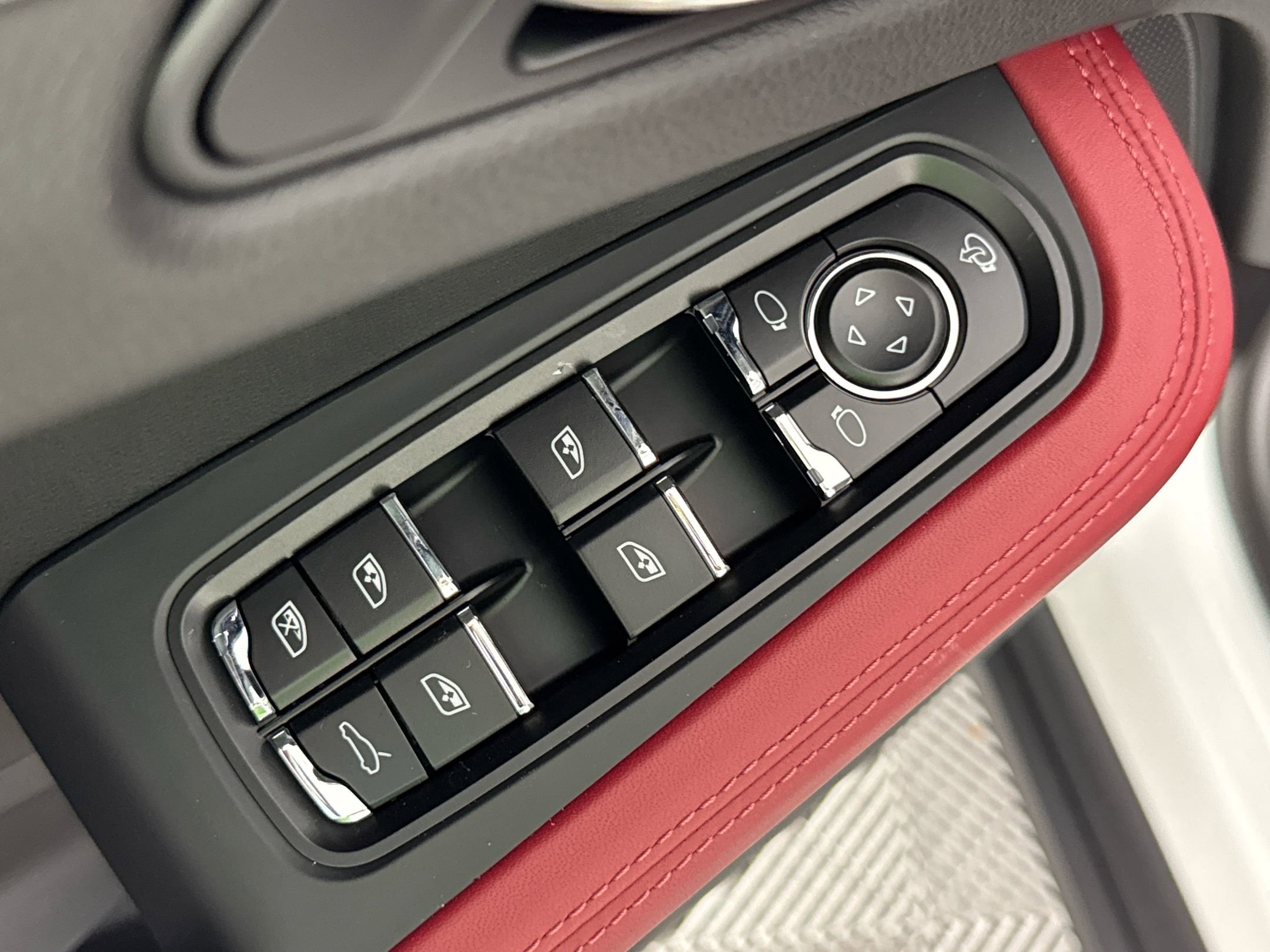 Certified 2026 Porsche Macan image 13