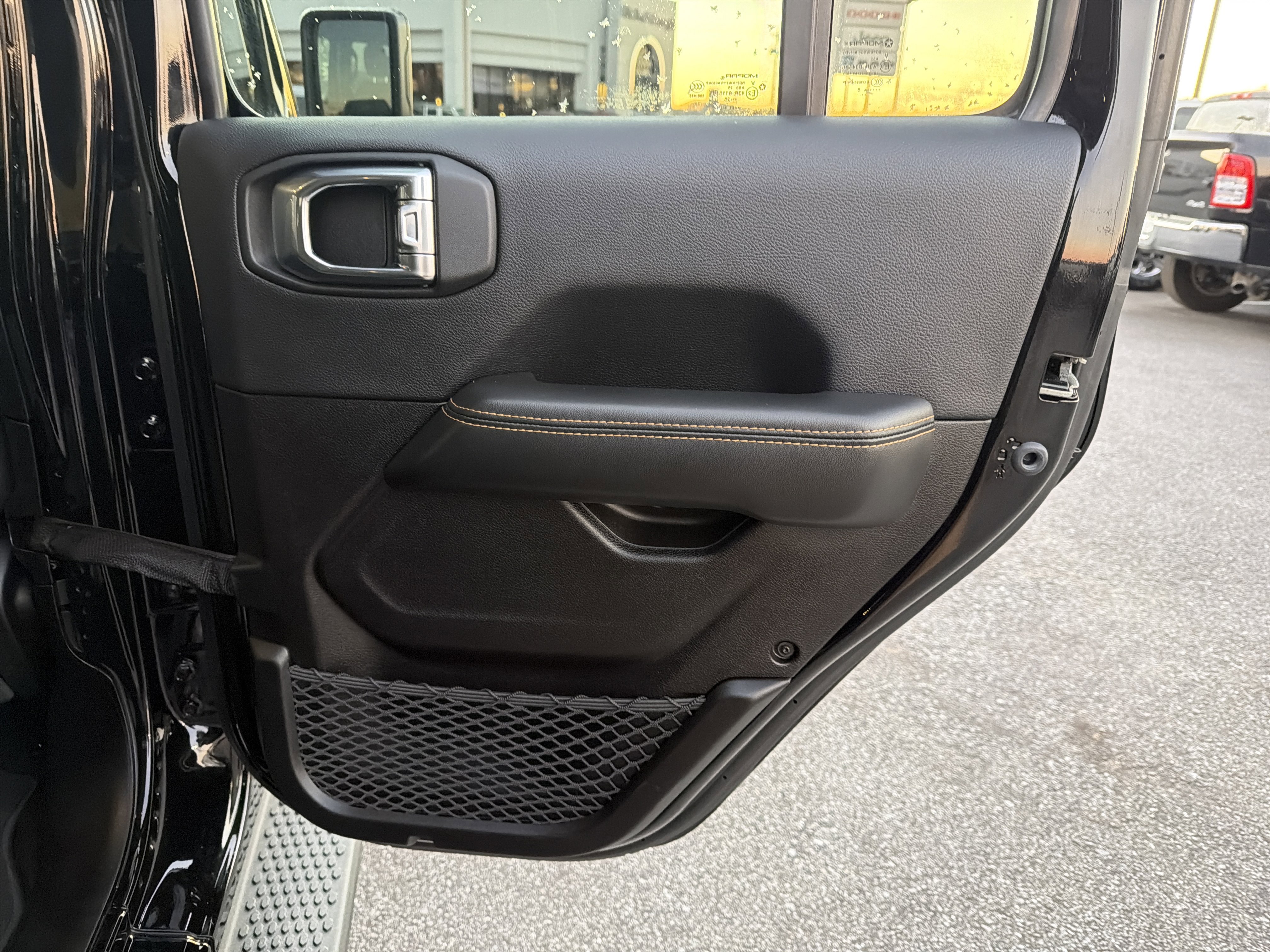 Used 2025 Jeep Wrangler Sahara image 17