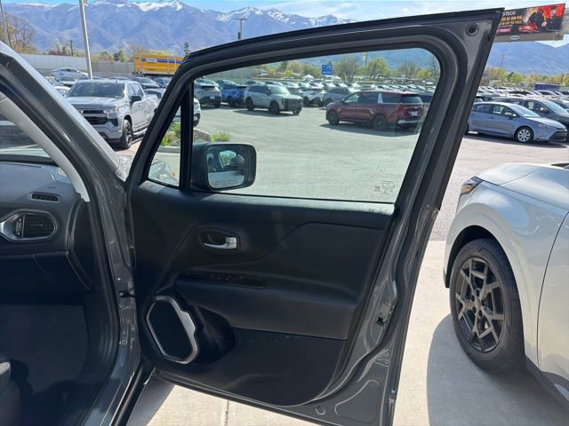 Used 2022 Jeep Renegade Latitude w/ Convenience Group AWD/4WD image 31