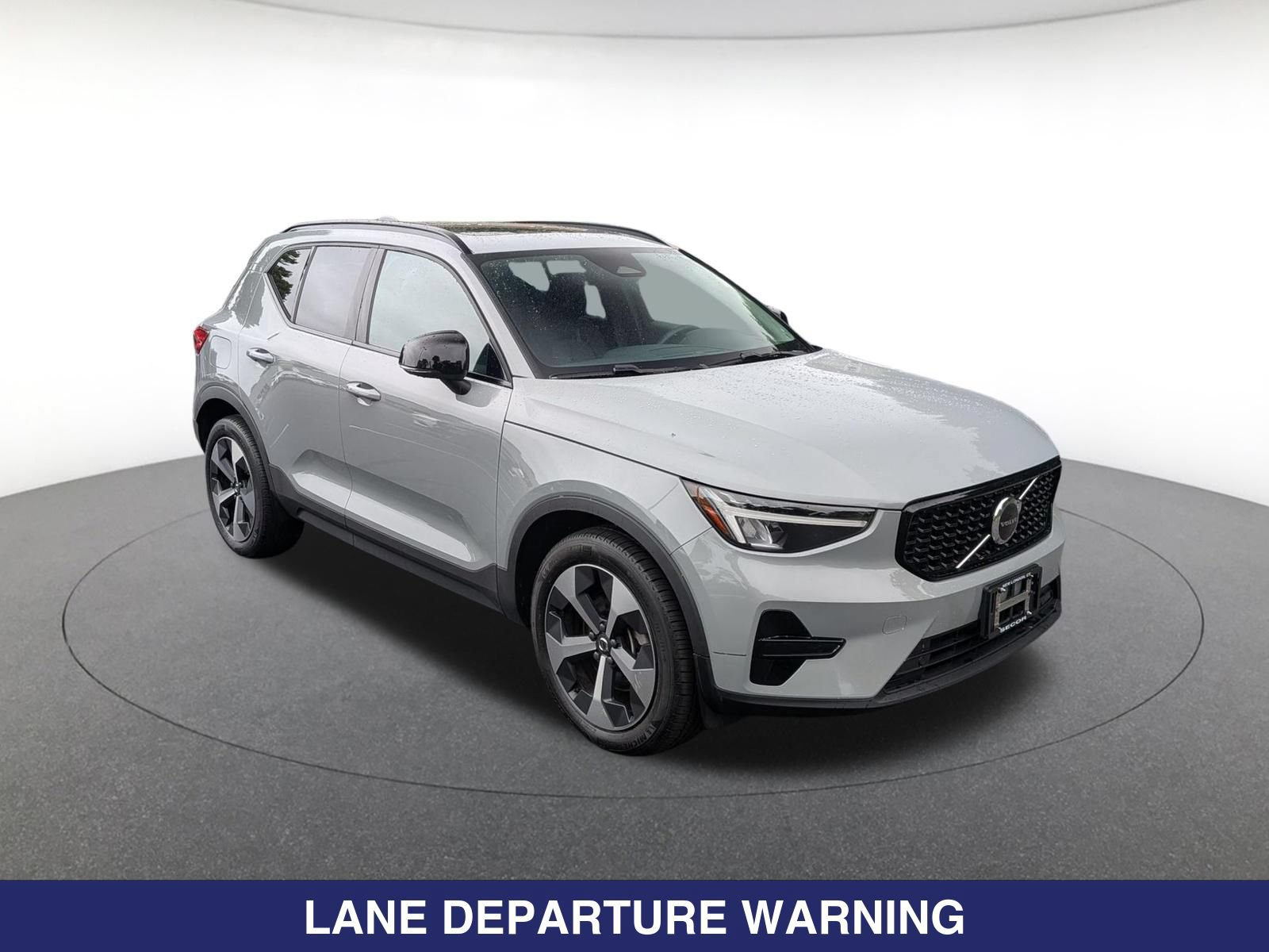 Used 2024 Volvo XC40 B5 Core AWD/4WD image 3