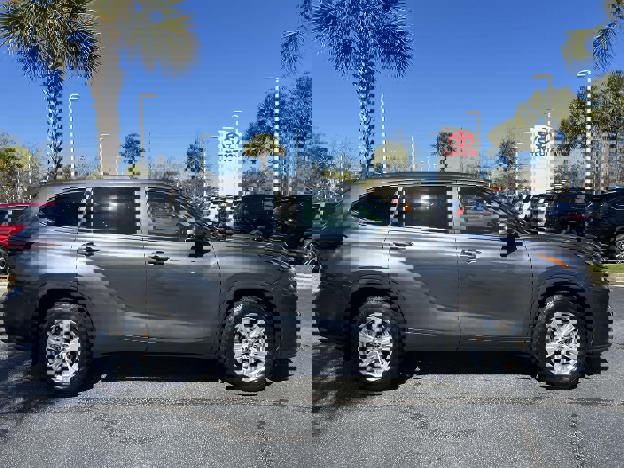 Used 2024 Toyota Highlander LE AWD/4WD image 11