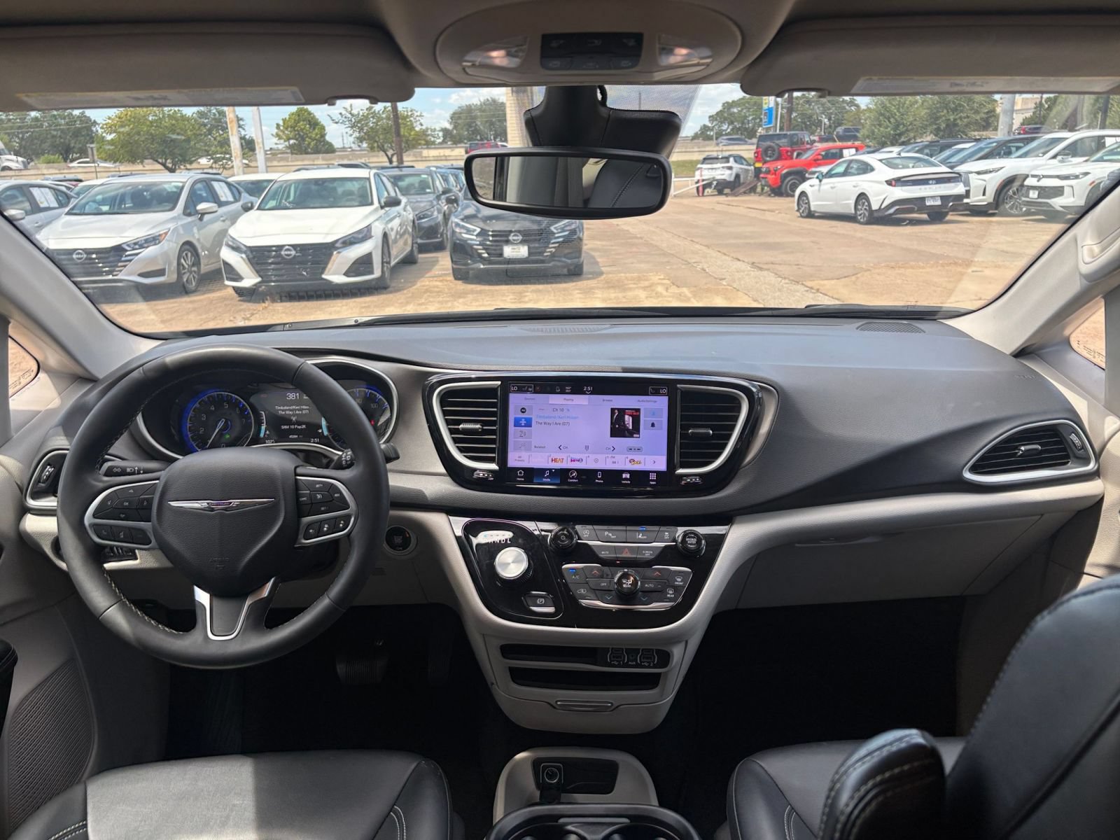 Used 2024 Chrysler Pacifica Touring-L FWD image 35