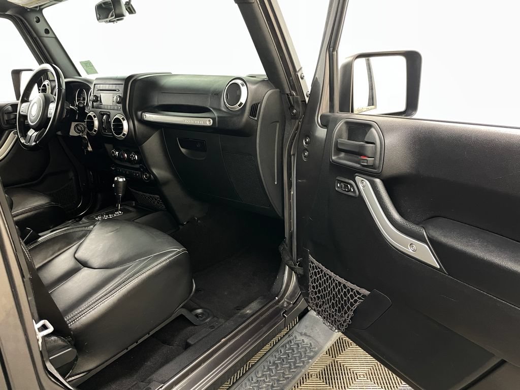 Used 2016 Jeep Wrangler Unlimited Sahara AWD/4WD image 32