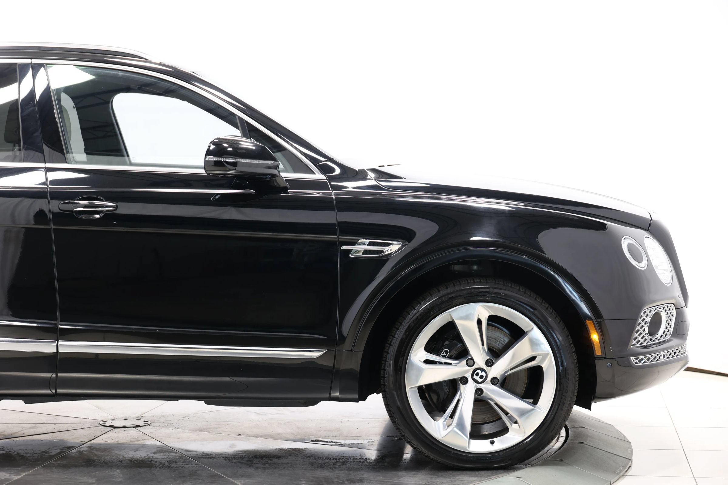 Used 2017 Bentley Bentayga AWD/4WD image 69