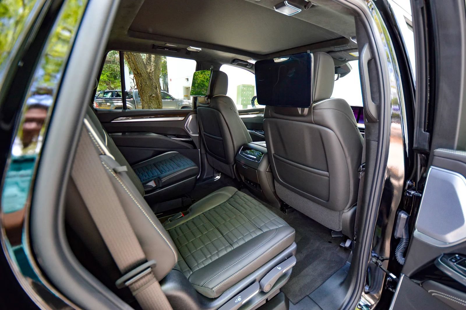 Used 2026 Cadillac Escalade Platinum Sport w/ LPO, ONYX Package AWD/4WD image 74