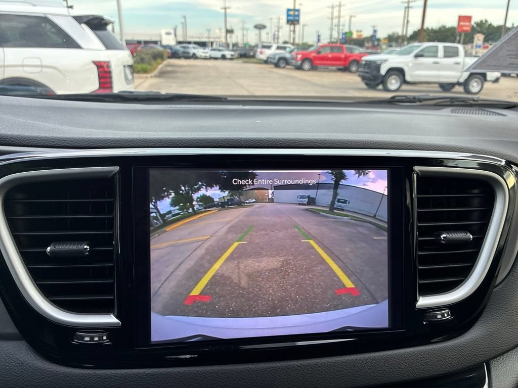 Used 2025 Chrysler Pacifica Select FWD image 28