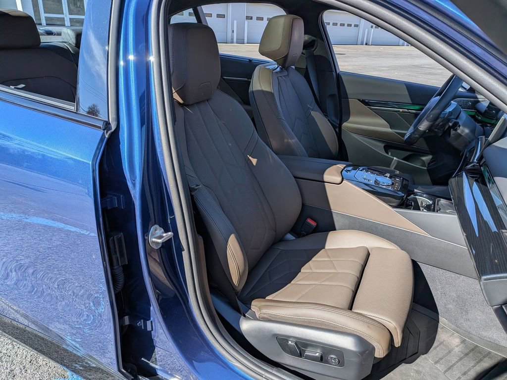 Used 2026 BMW 550e xDrive w/ Executive Package image 24