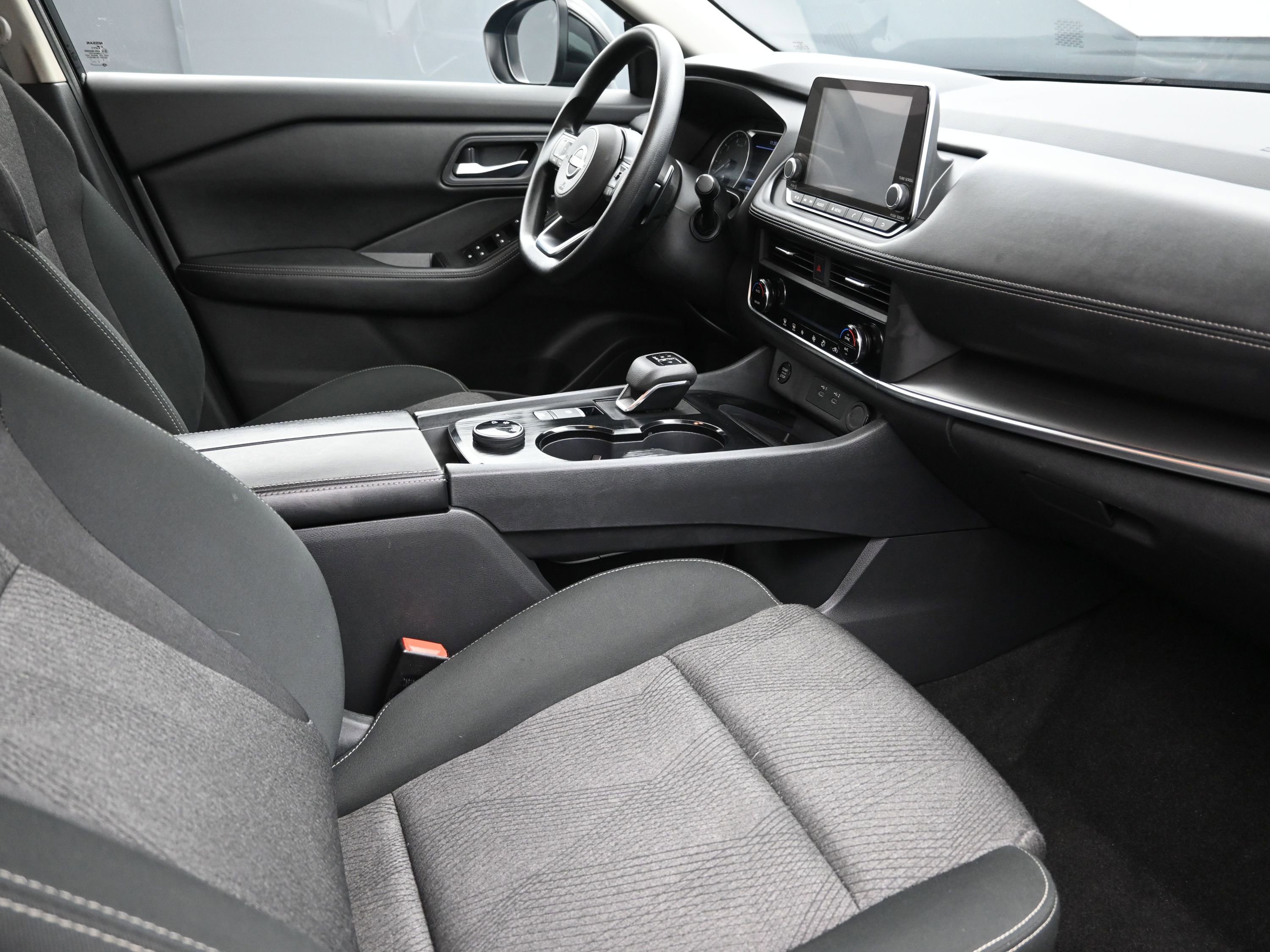 Used 2024 Nissan Rogue SV image 25