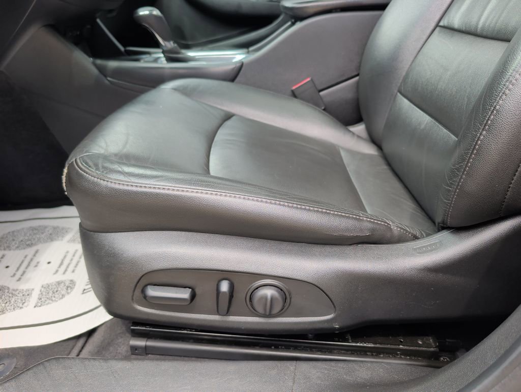 Used 2020 Chevrolet Malibu LT w/ Leather Package FWD image 9