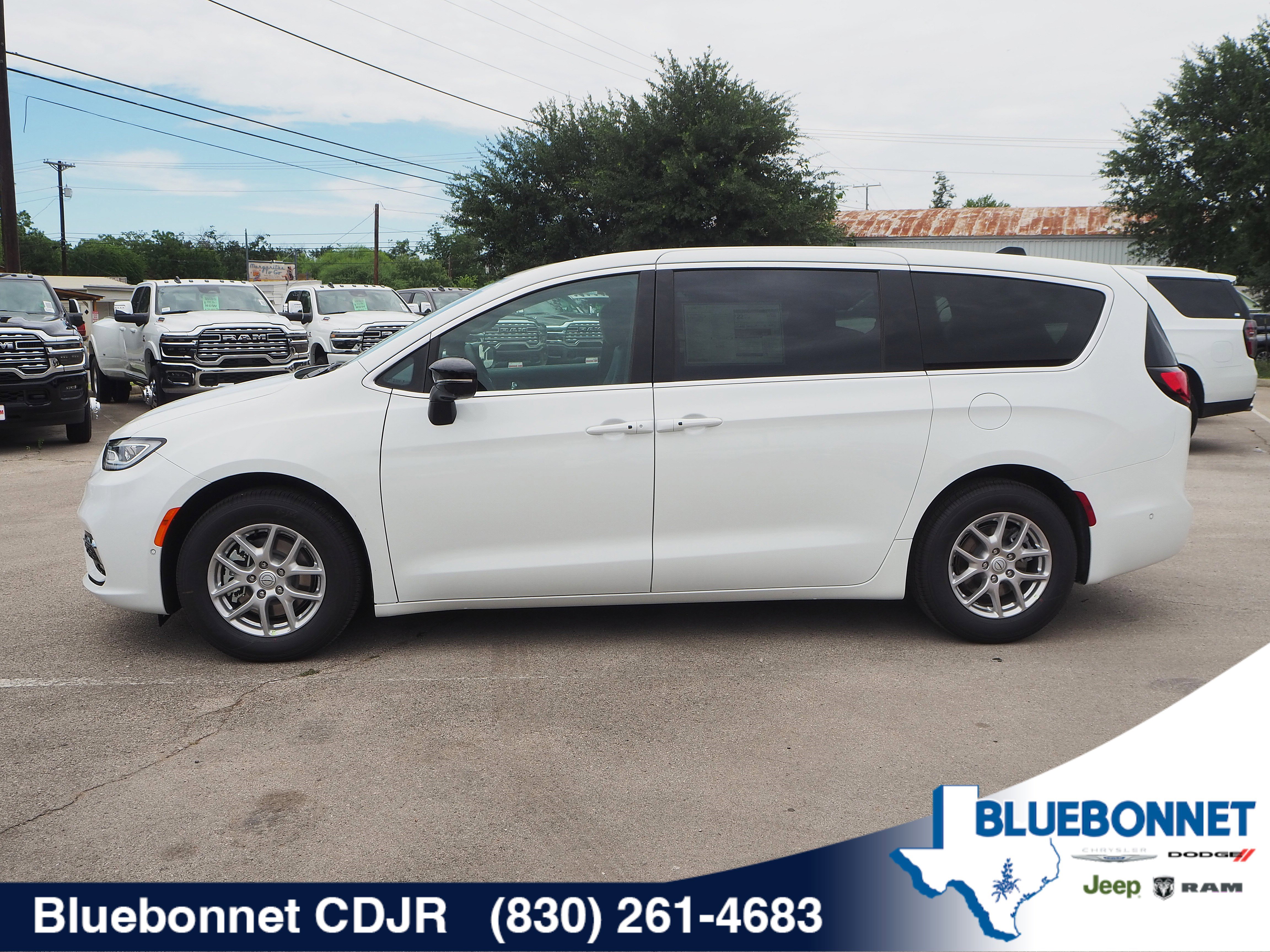 New 2025 Chrysler Pacifica Select w/ Uconnect Theater Family Group FWD image 1