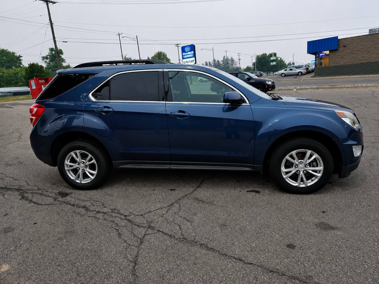 Used 2017 Chevrolet Equinox LT w/ Convenience Package AWD/4WD image 3
