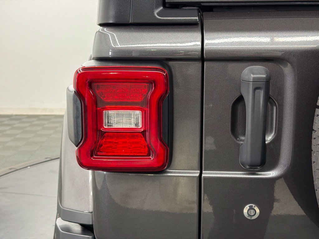 Used 2019 Jeep Wrangler Unlimited Sahara AWD/4WD image 13