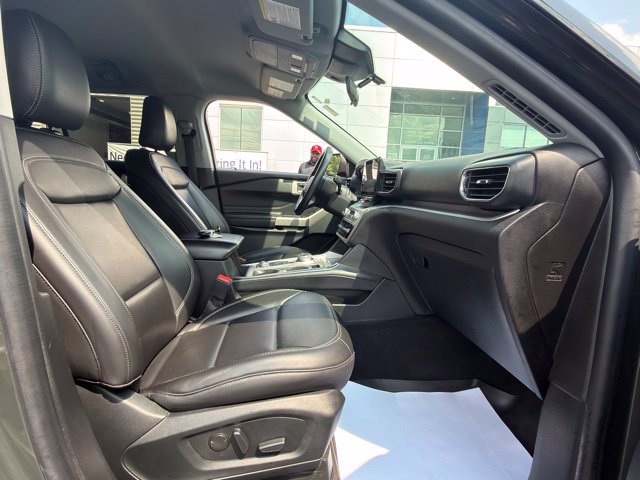 Used 2022 Ford Explorer XLT w/ Equipment Group 202A AWD/4WD image 39