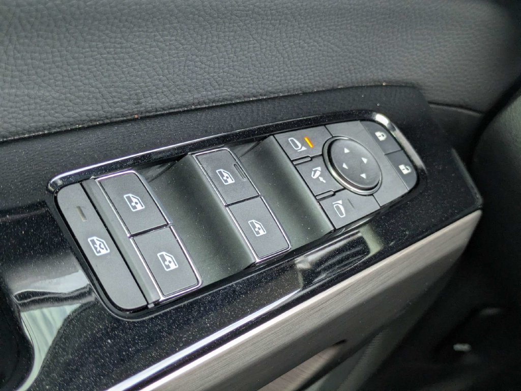 Used 2025 Nissan Pathfinder Platinum w/ Black Appearance Package FWD image 24