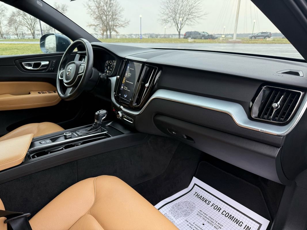 Used 2018 Volvo XC60 T5 Momentum w/ Vision Package image 17
