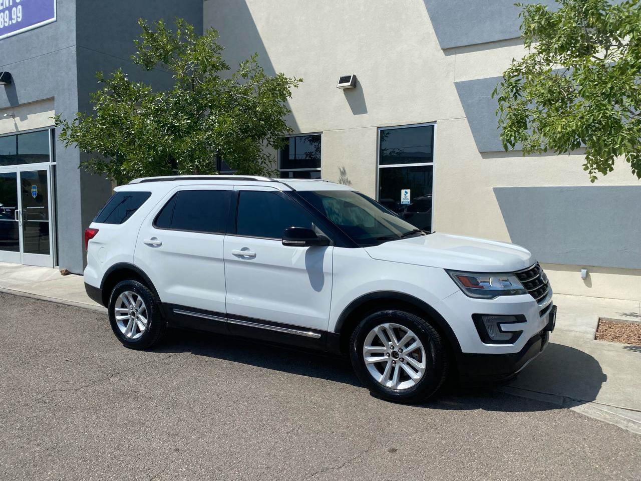 Used 2017 Ford Explorer XLT FWD image 2