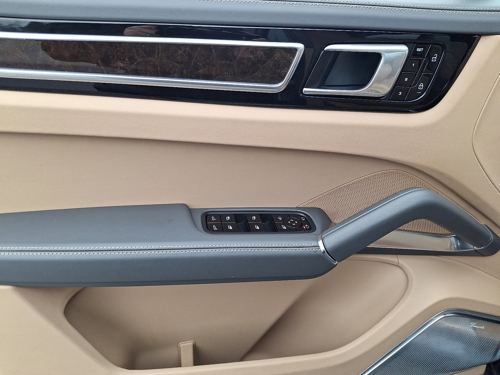 Used 2019 Porsche Cayenne Turbo image 11