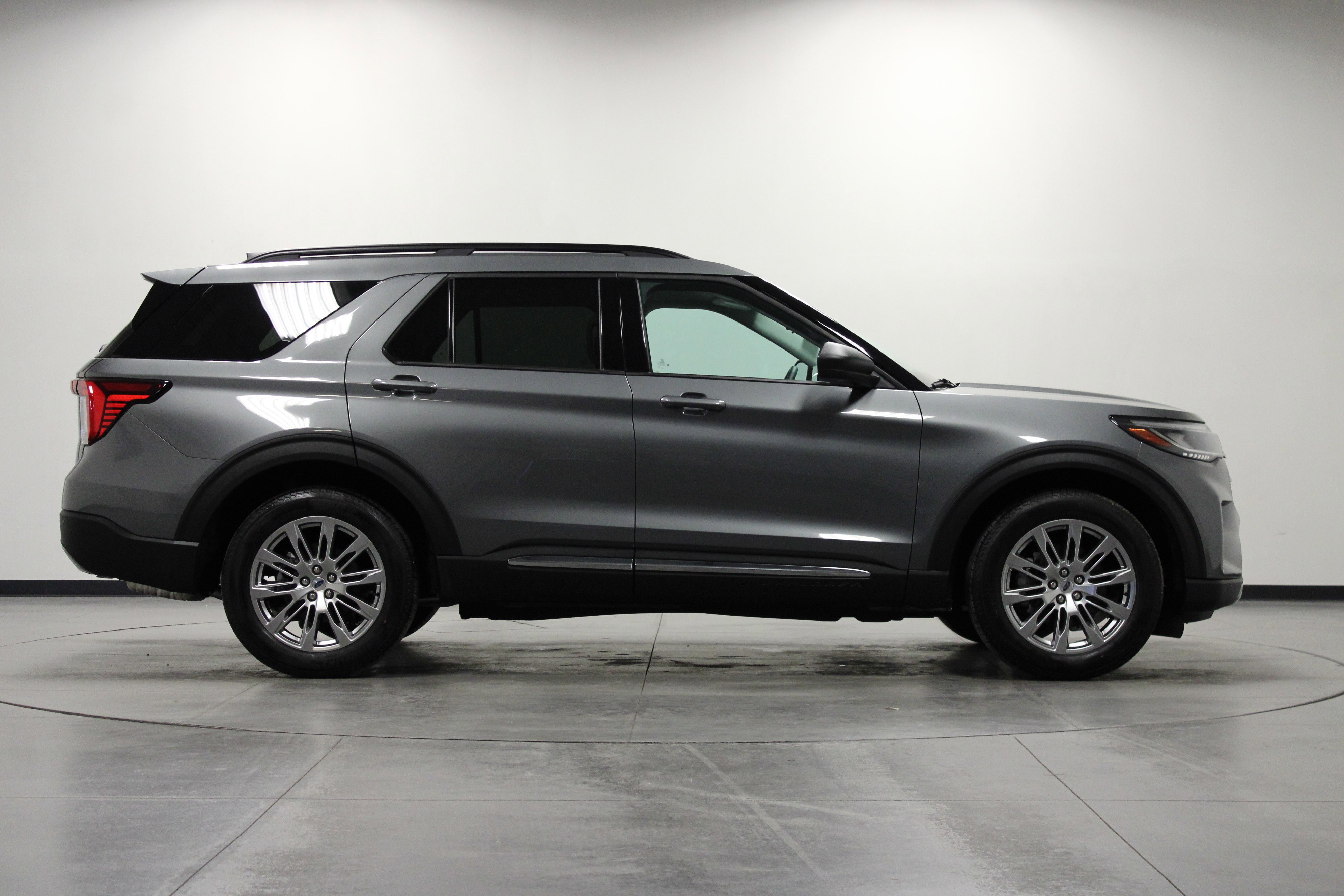 Used 2025 Ford Explorer Active w/ Active Comfort Package image 3