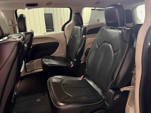 Used 2017 Chrysler Pacifica Limited FWD image 18