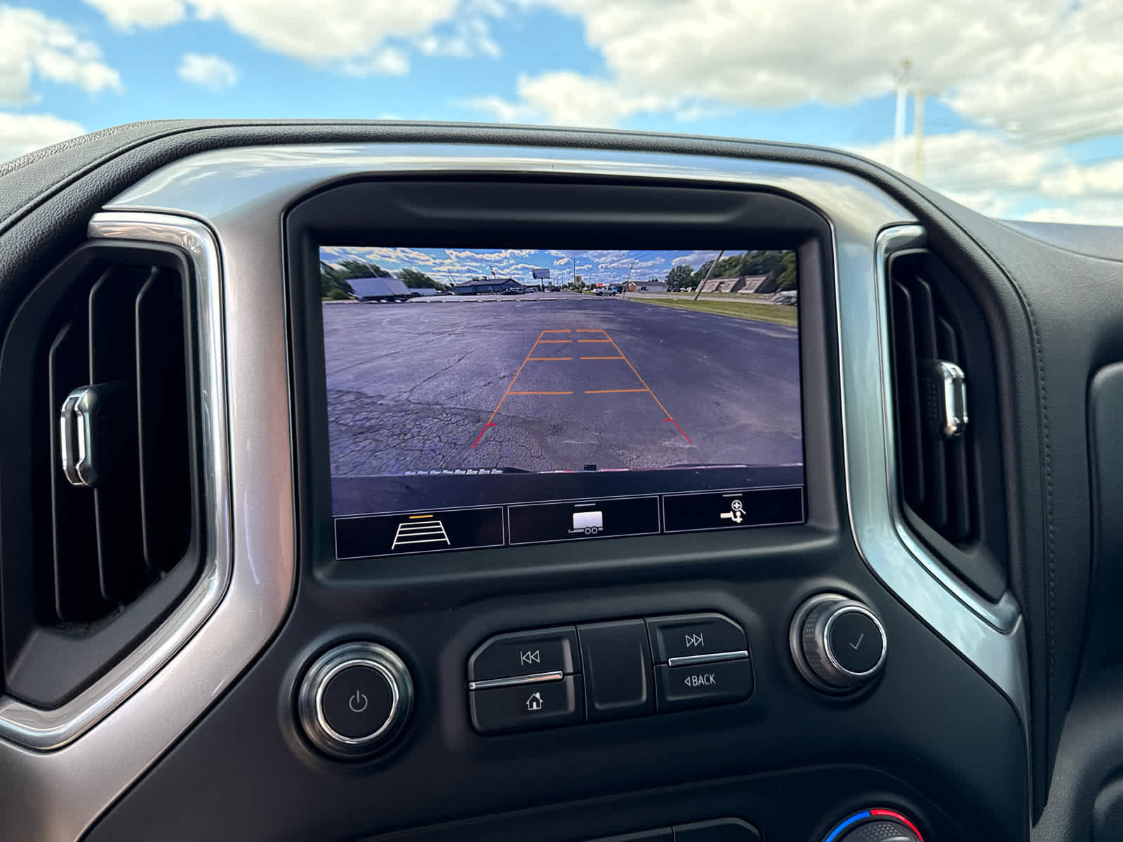 Certified 2020 Chevrolet Silverado 1500 LT w/ Texas Edition AWD/4WD image 17