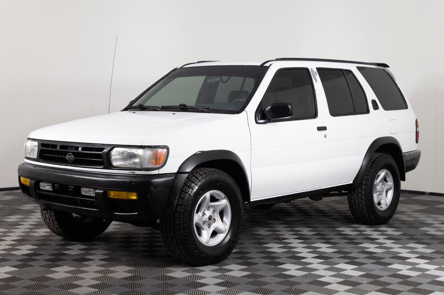 Used 1997 Nissan Pathfinder LE AWD/4WD image 1