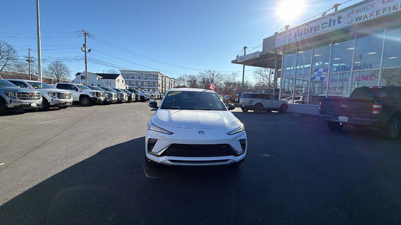 Used 2025 Buick Envista Sport Touring image 2