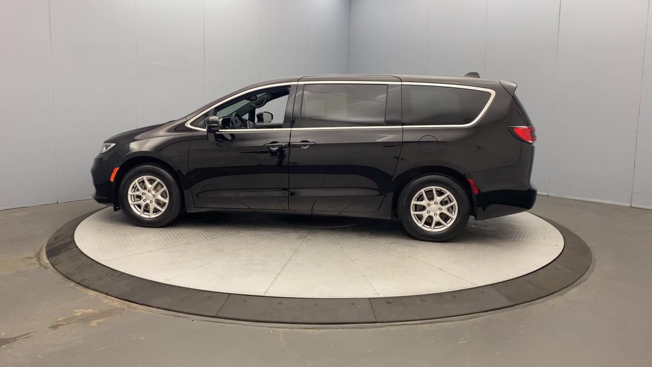 Used 2025 Chrysler Pacifica Select FWD image 2