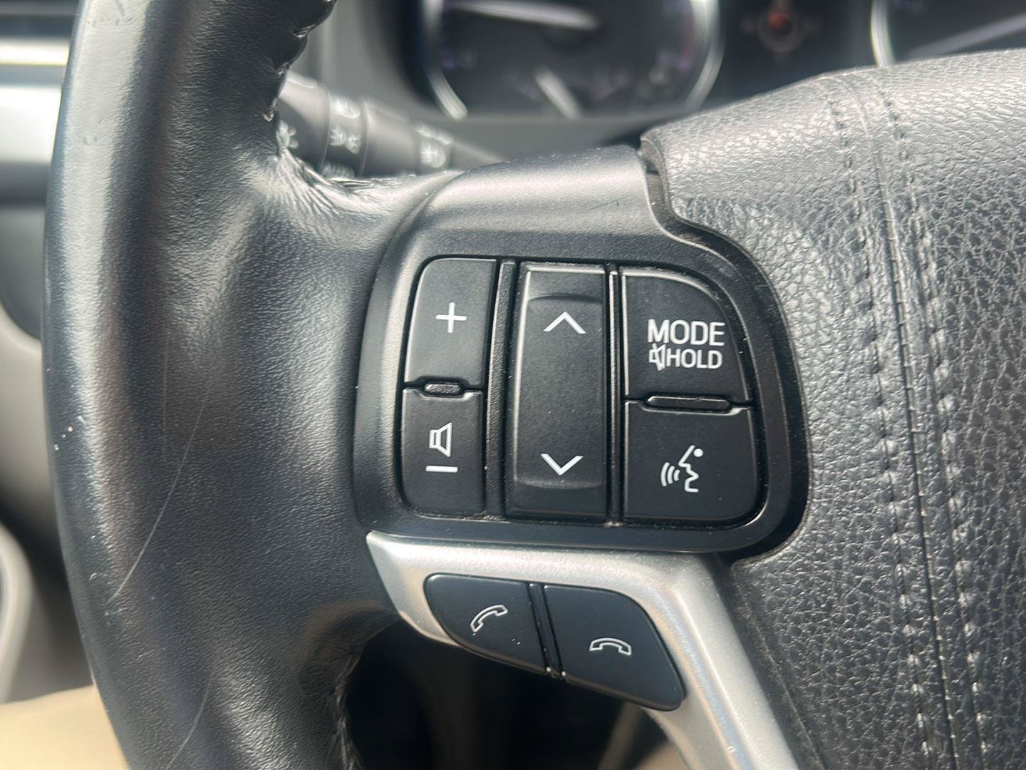 Used 2019 Toyota Highlander XLE AWD/4WD image 17