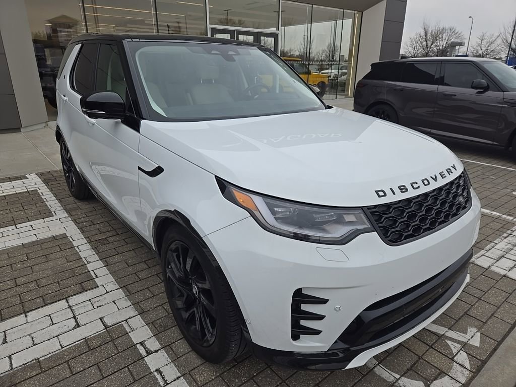 Used 2025 Land Rover Discovery Dynamic SE image 3