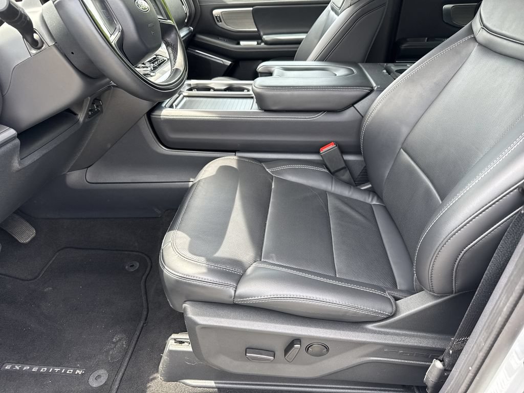 Used 2025 Ford Expedition Platinum AWD/4WD image 9