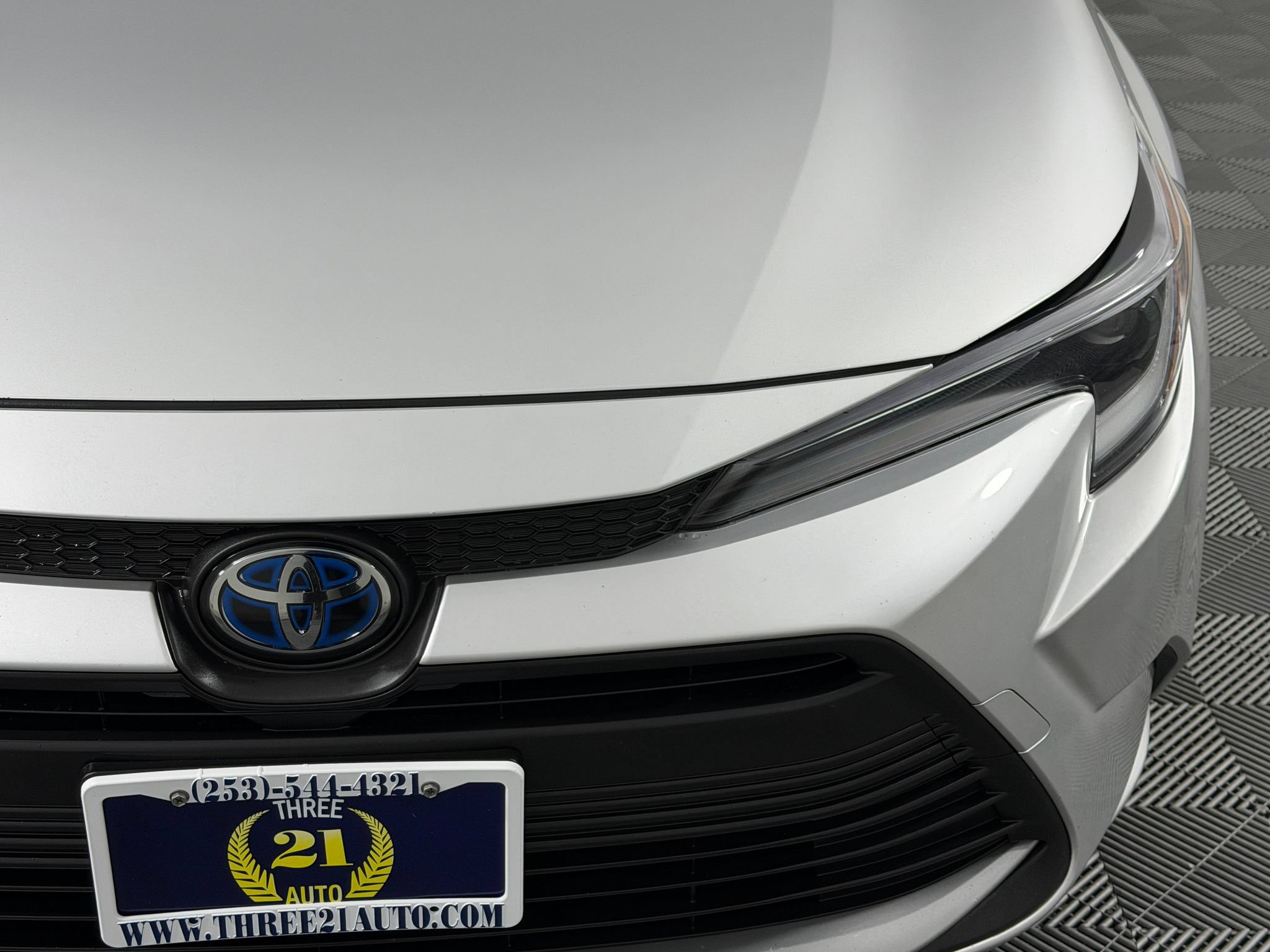 Used 2024 Toyota Corolla XLE FWD image 4