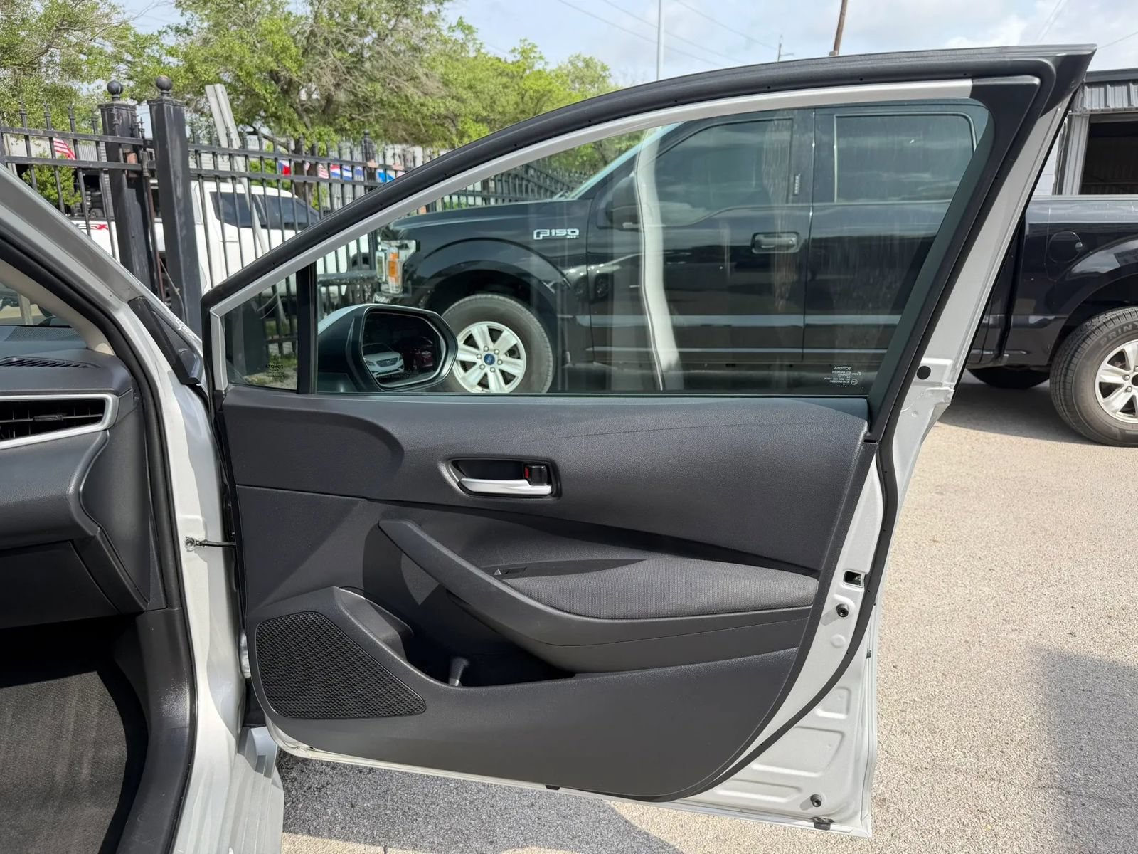 Used 2021 Toyota Corolla LE FWD image 9