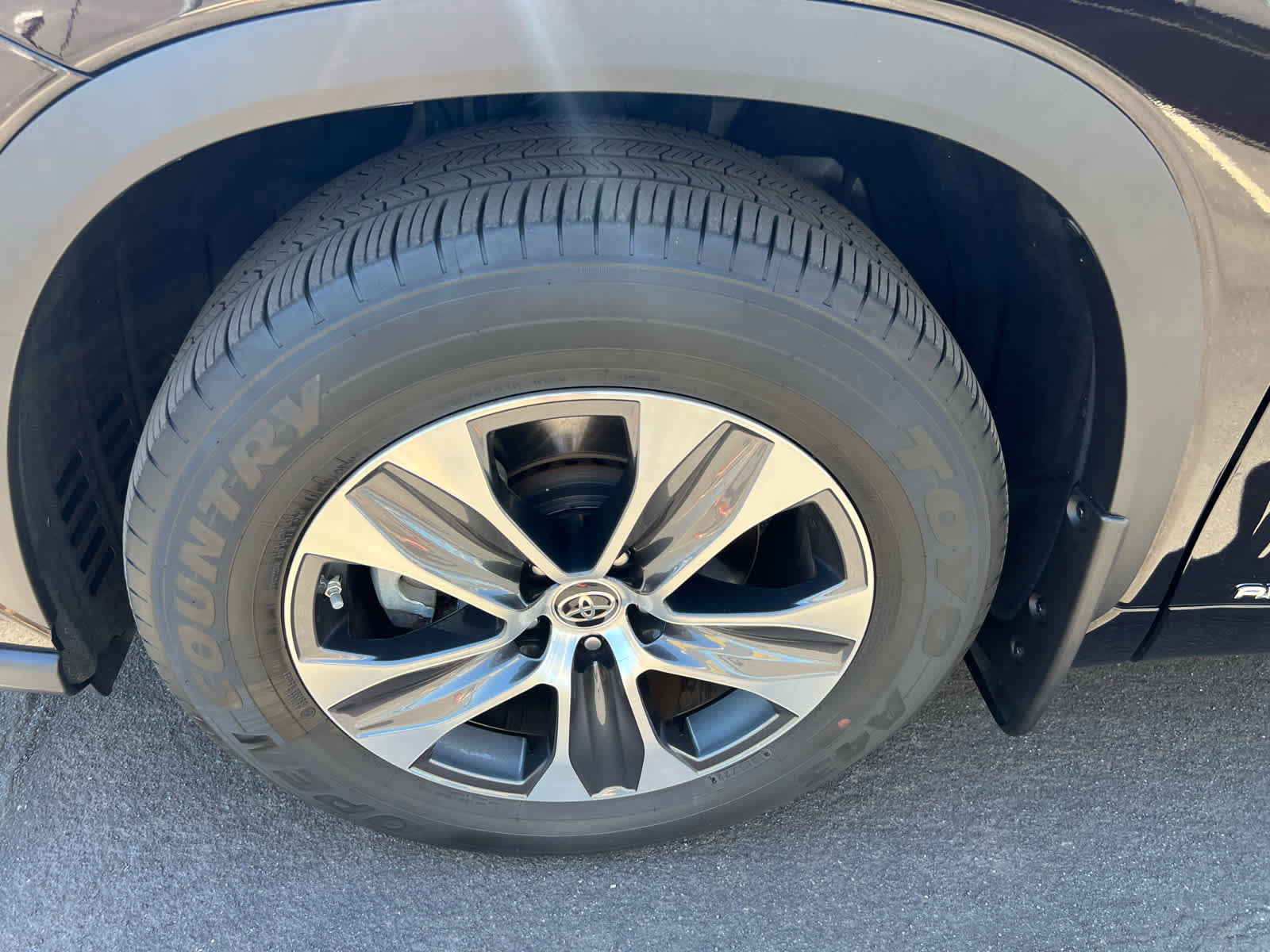 Used 2022 Toyota Highlander XLE AWD/4WD image 6
