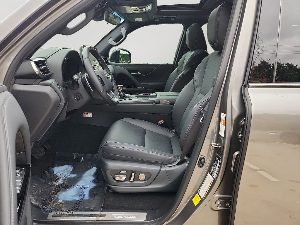 Used 2025 Lexus LX 600 4WD w/ Luxury Package image 14