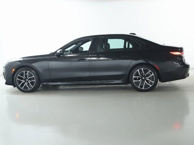 Used 2025 BMW 740i xDrive image 4