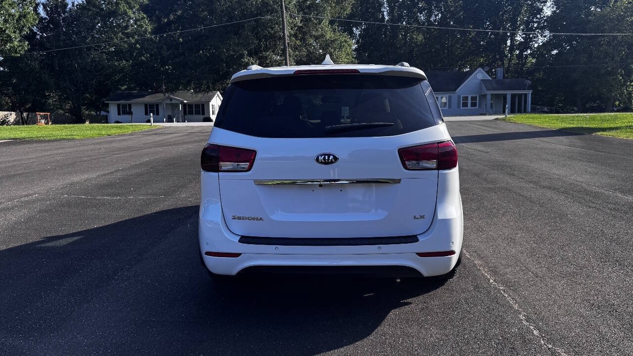 Used 2016 Kia Sedona LX w/ Option Group 020 FWD image 7