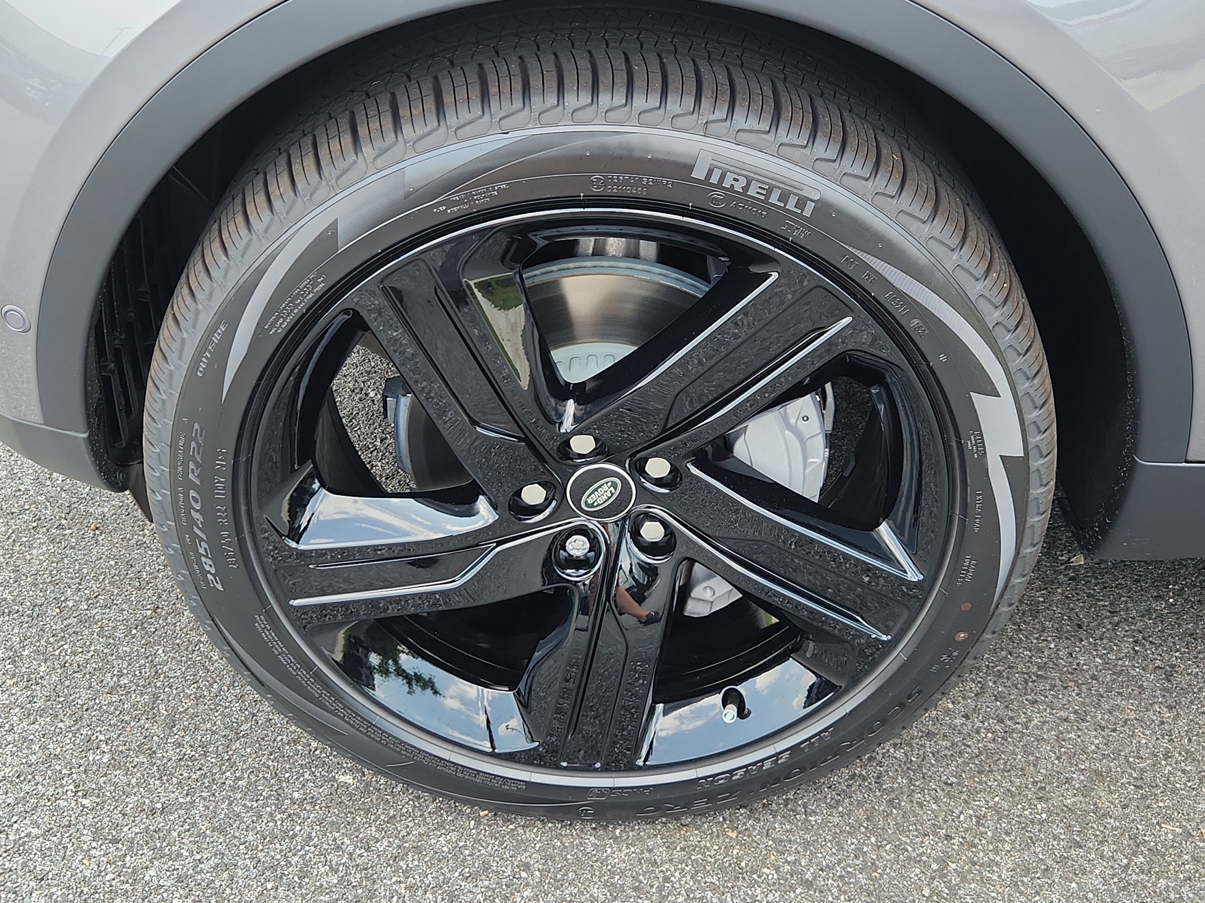 New 2025 Land Rover Discovery S image 9