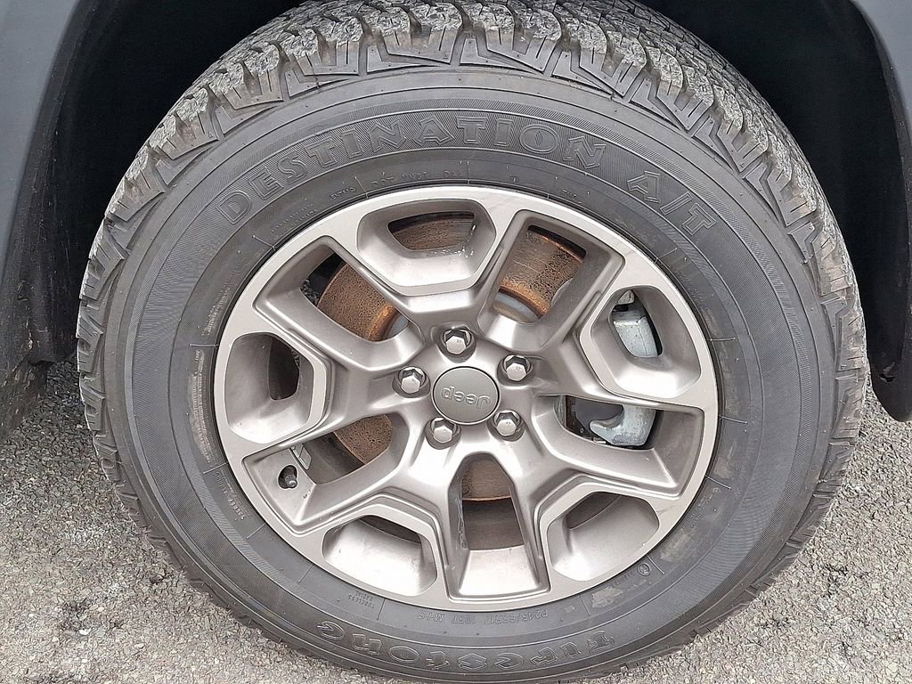 Used 2022 Jeep Cherokee Trailhawk image 9