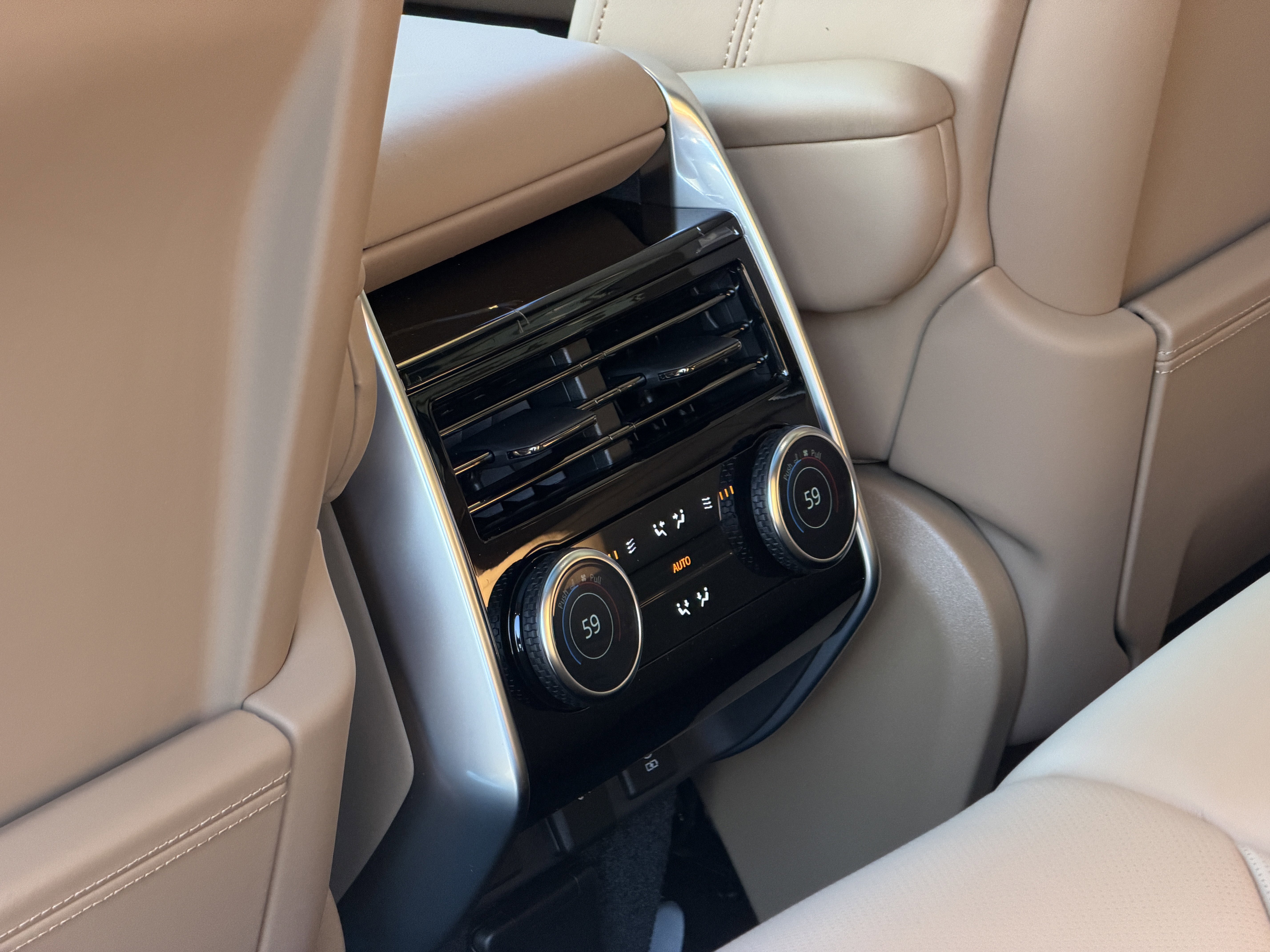 New 2026 Land Rover Range Rover Long Wheelbase SE AWD/4WD image 16