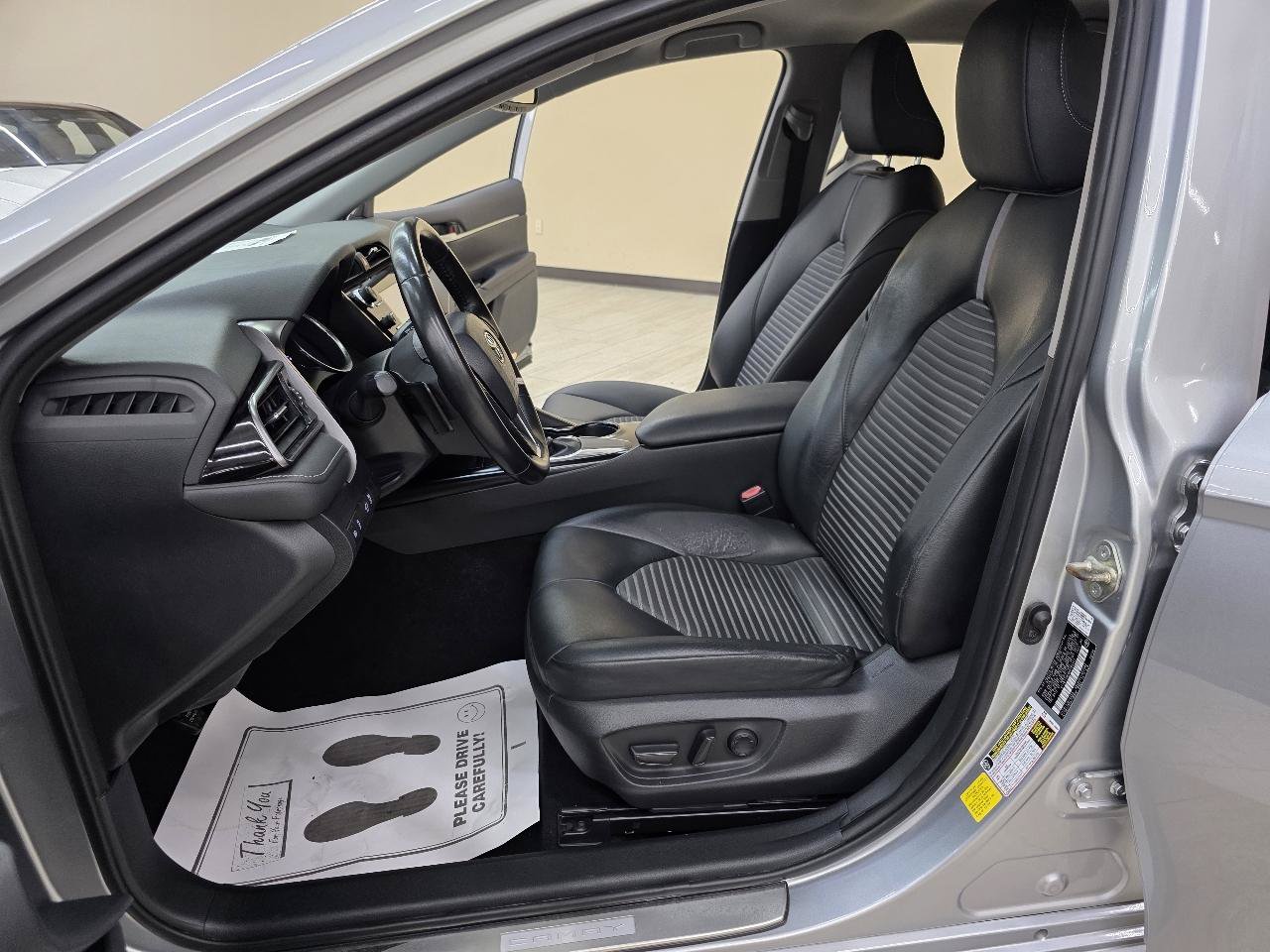 Used 2019 Toyota Camry SE w/ Convenience Package FWD image 17