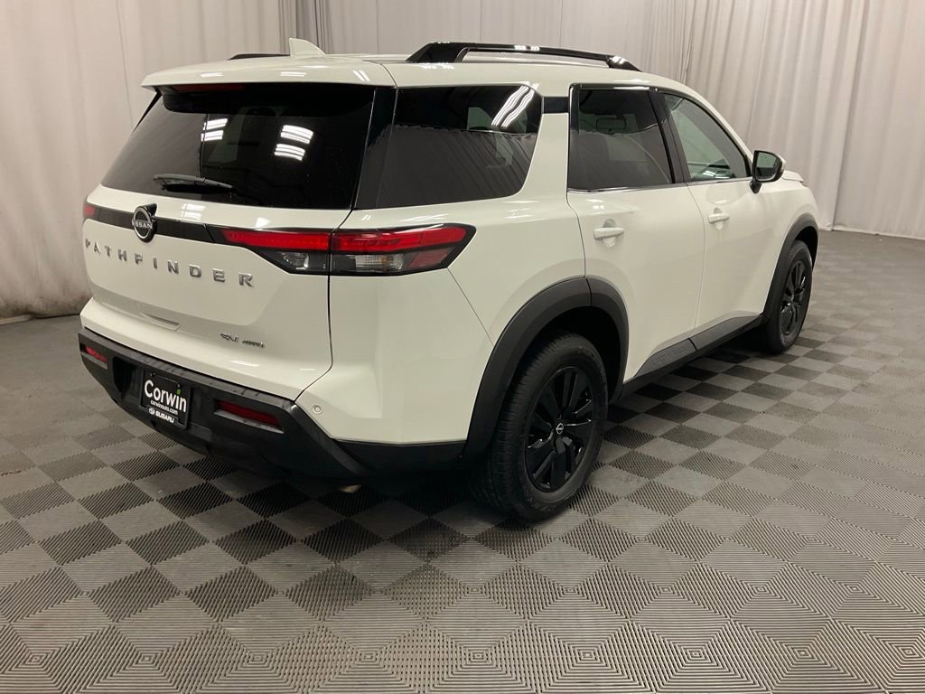 Used 2024 Nissan Pathfinder SV image 3