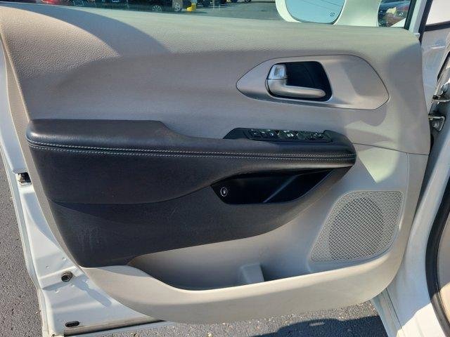 Used 2018 Chrysler Pacifica Touring Plus image 16