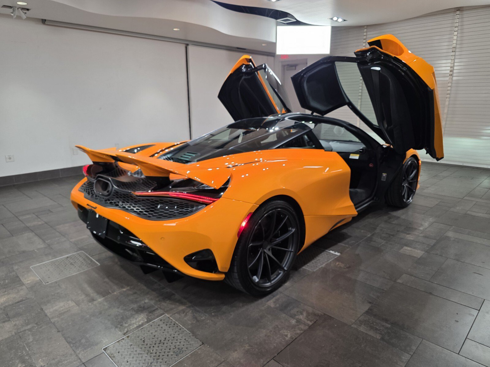 Used 2025 McLaren 750S RWD image 26